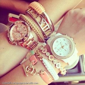 Fashion-Bracelet-And-Watches-Display-Picture