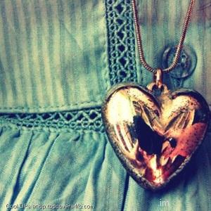 Golden-Pendant-Display-Picture