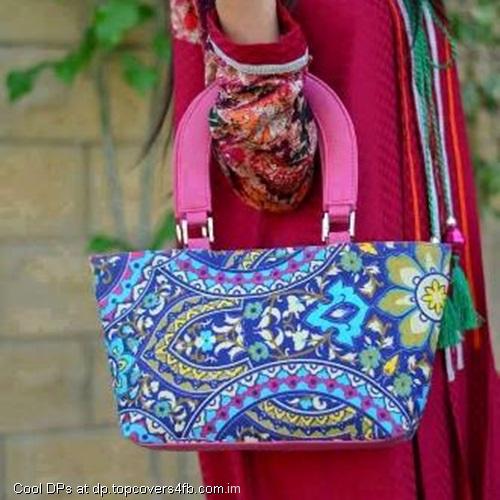 Pink-Dress-Blue-Handbag-Display-Picture