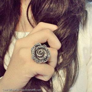 Stylish-Fashion-Black-Ring-Display-Picture