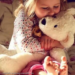 Cute-Hugging-Teddy-Display-Picture