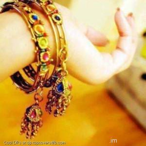 Beautiful-Bangles-Hand-Display-Picture