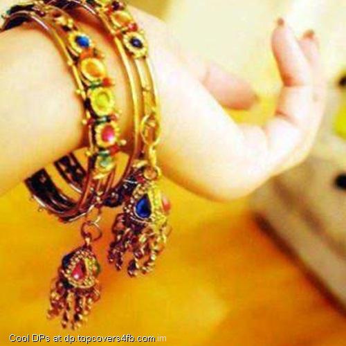 Beautiful-Bangles-Hand-Display-Picture