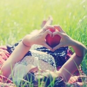 Apple-Hands-Of-Love-Display-Picture