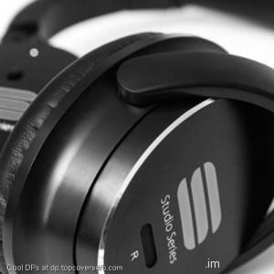 Headphones-Close-Up-View-Display-Picture